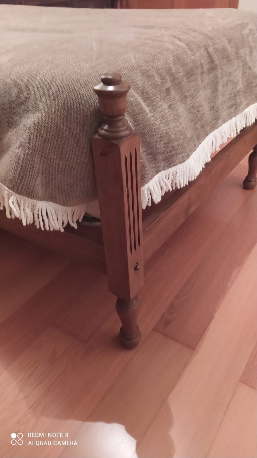 Cama e escrivaninha