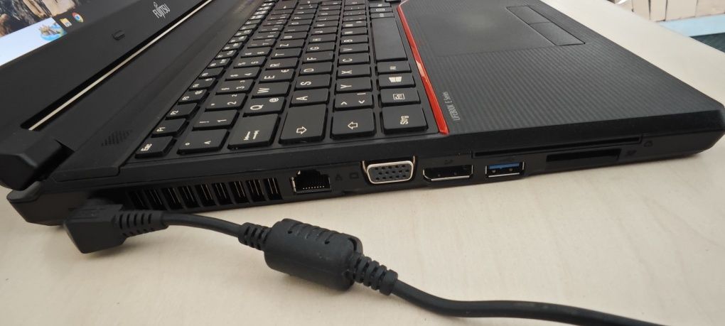 Ноутбук для роботи або навчання Fujitsu E556 i3 6Gen, 8Gb DDR4, 128Gb