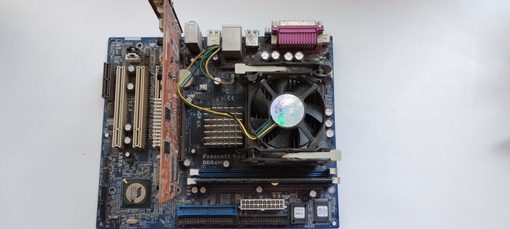 Продам комплектуючі до комп'ютера,материнську плату prescott 800 ddr40
