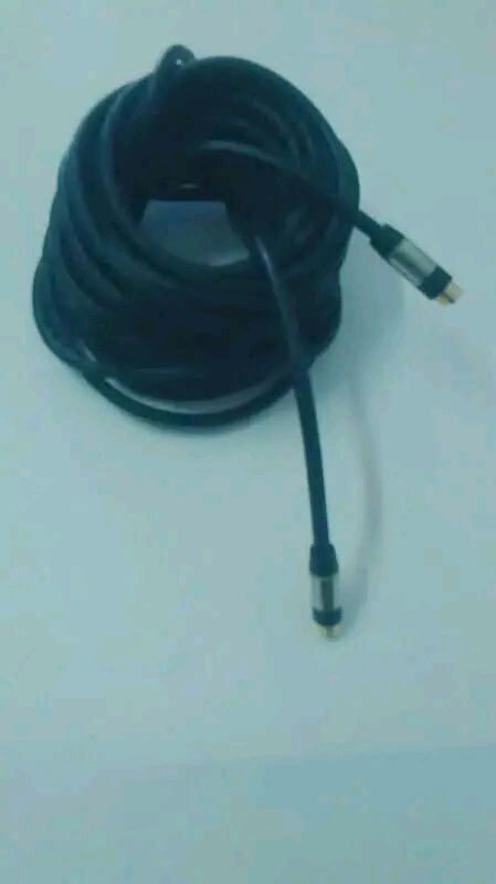 um saco de cabos VGA e DVI.  cabos de som etc 20 euros para