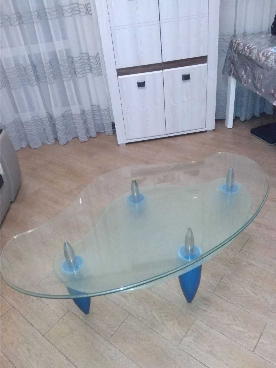 Стеклянный журнальный стол