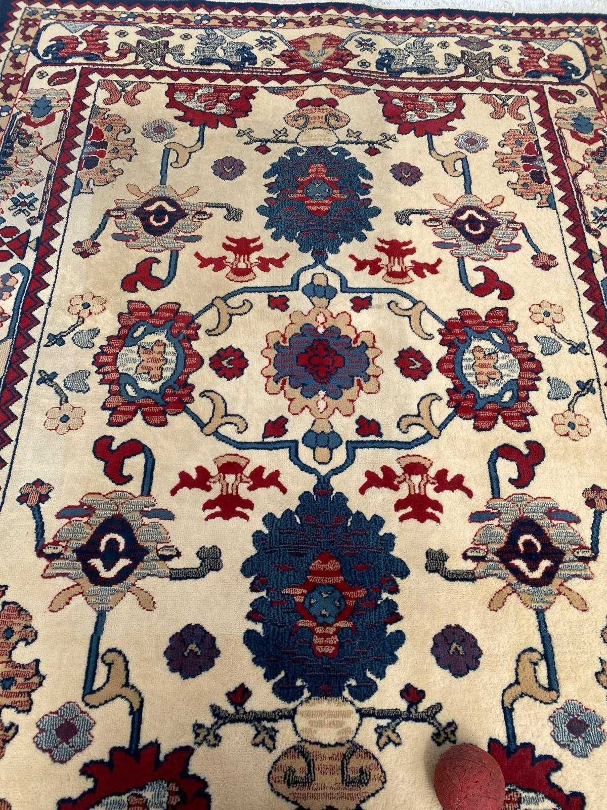 Carpete Persa com base em creme e outros tons como vermelho e azul
