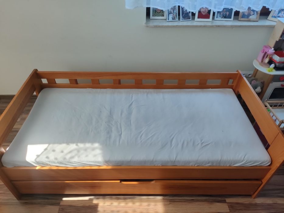 Łóżko drewniane z materacem 80x180