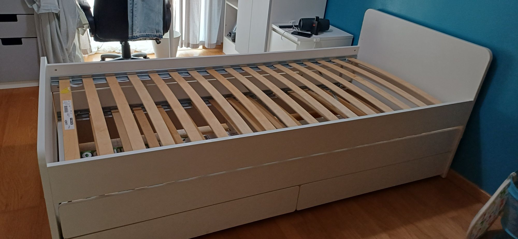 Cama dupla com arrumação