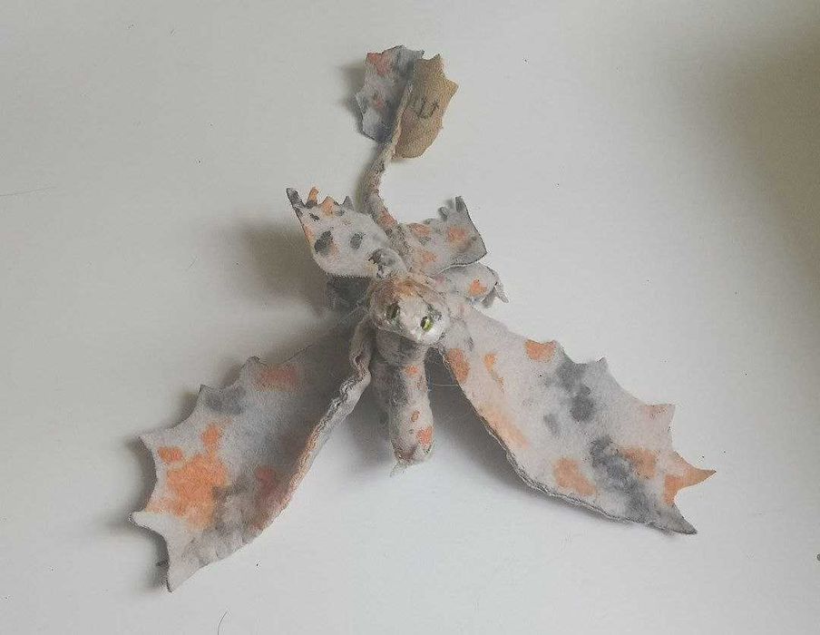 Zabawka jak wytresować smoka, zrobiona ręcznie. Biały Szczerbatek.