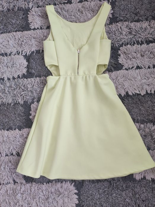 Krótka sukienka z wycięciami/seledynowa/ S