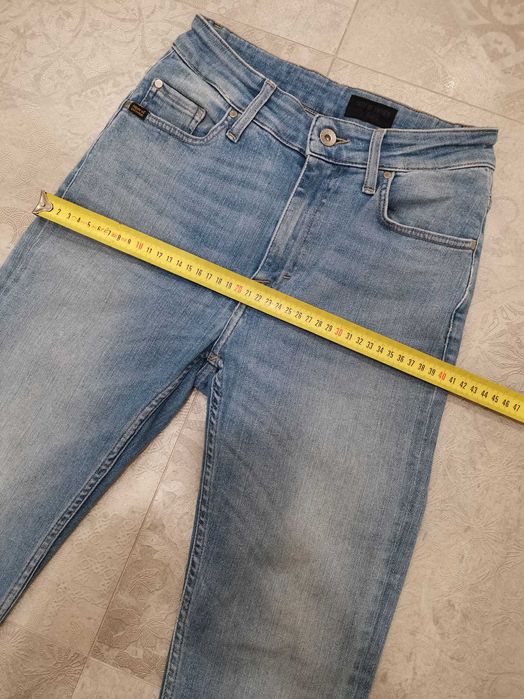 Jeansy, nogawki z surowym wykończeniem