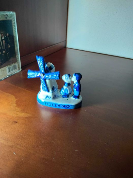 Pequeno moinho, de vento, azul e branco da cidade de Delft -Holanda