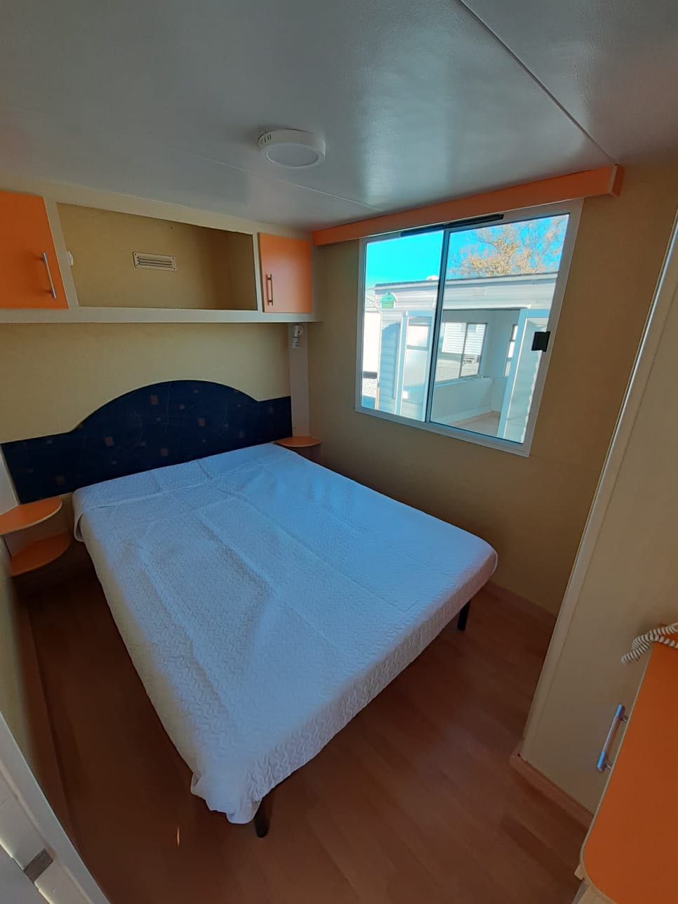 * MOBILE HOME PRÉ-FABRICADA SHELBOX DE 8X3 METROS EM GUIA.