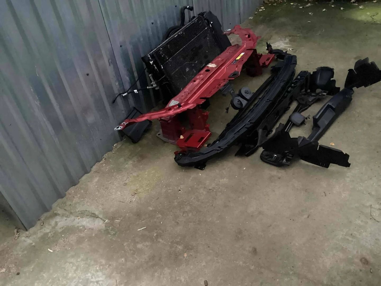 PAS PRZEDNI CHŁODNICE WZMOCNIENIE LAND ROVER DISCOVERY SPORT L550 LR084656