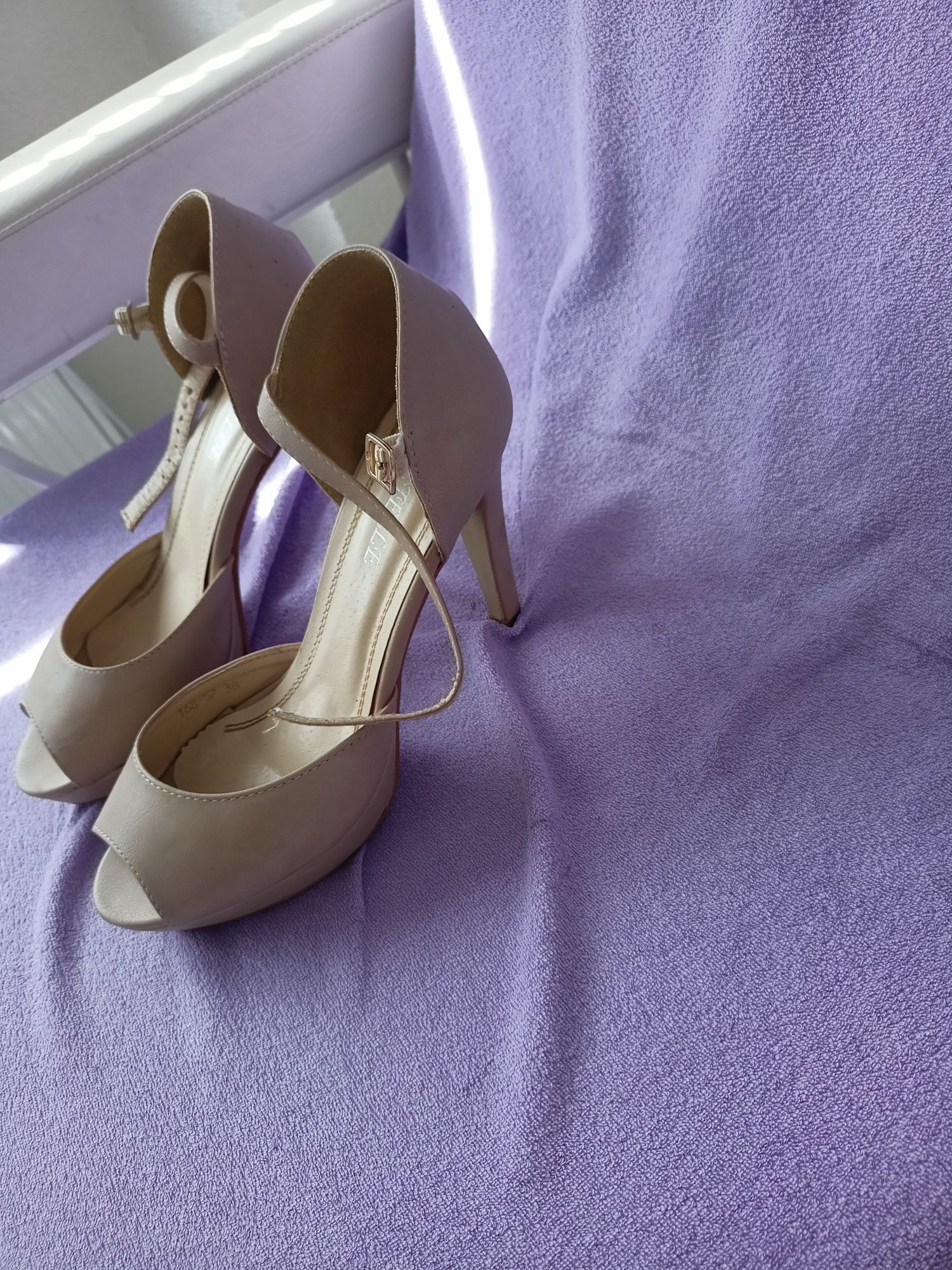 Buty szpilki bezowe