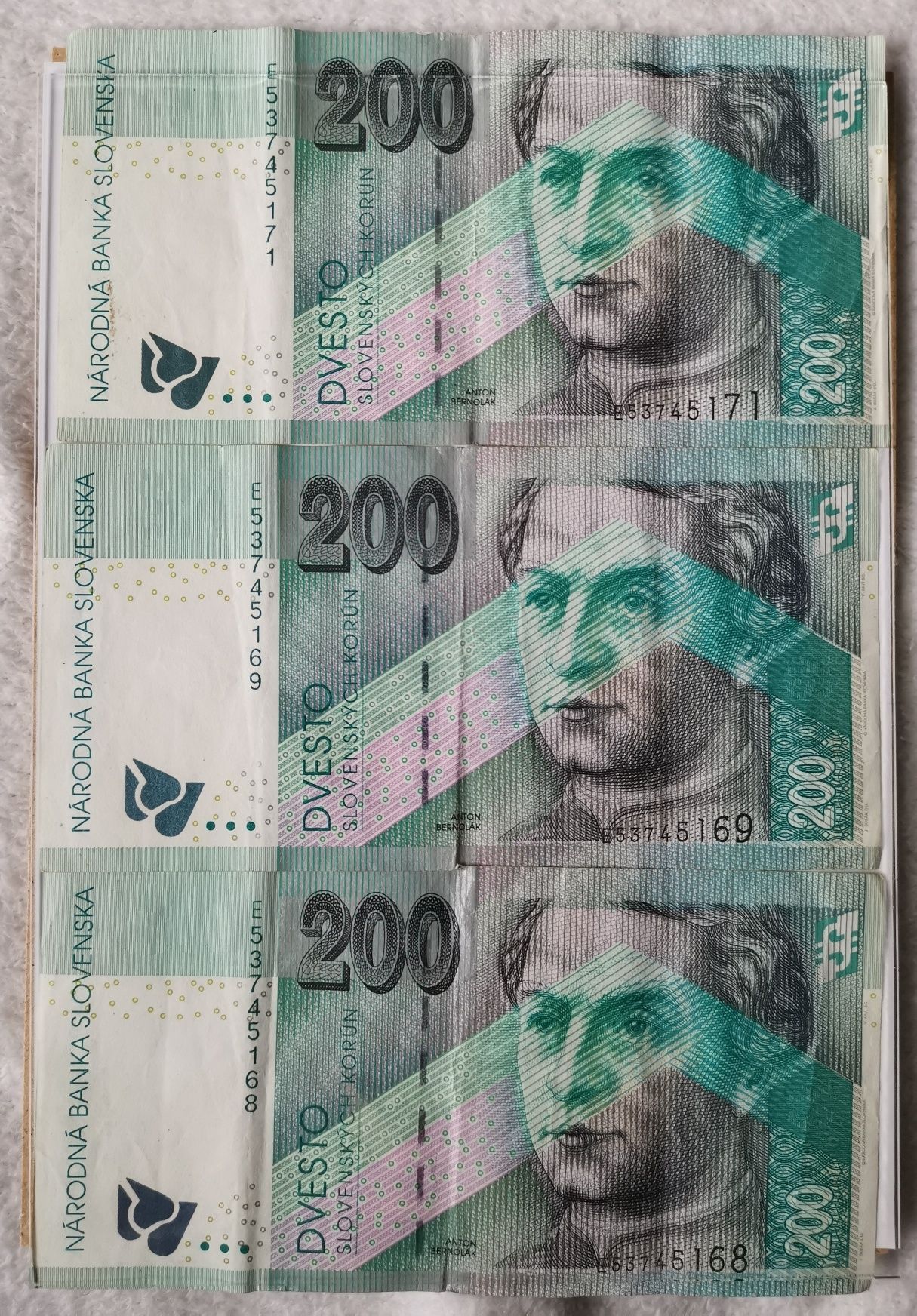 Trzy banknoty po 200 koron słoweńskich z 2002 roku