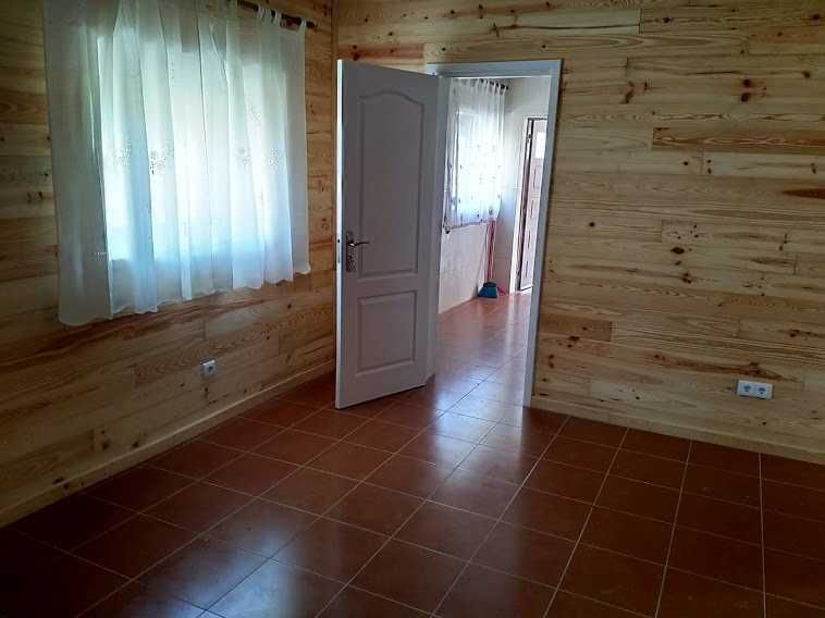 Arrenda-se moradia com 2 quartos