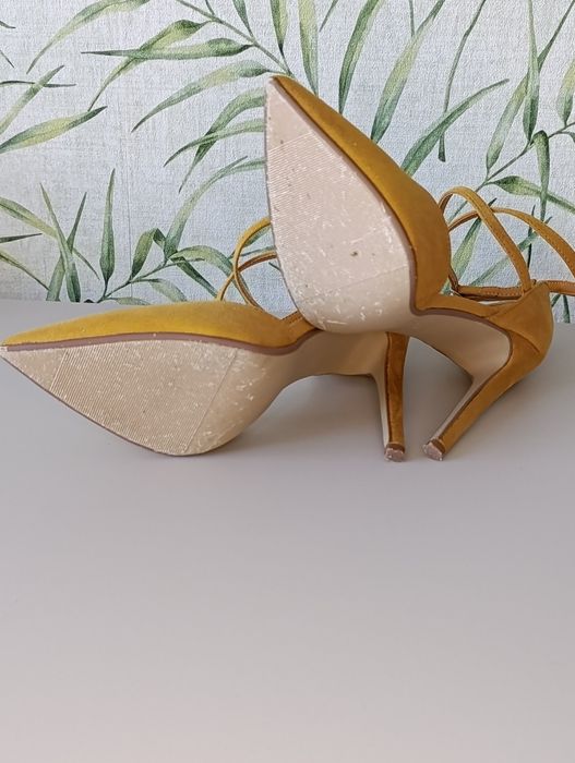 Musztardowe szpilki Born2be