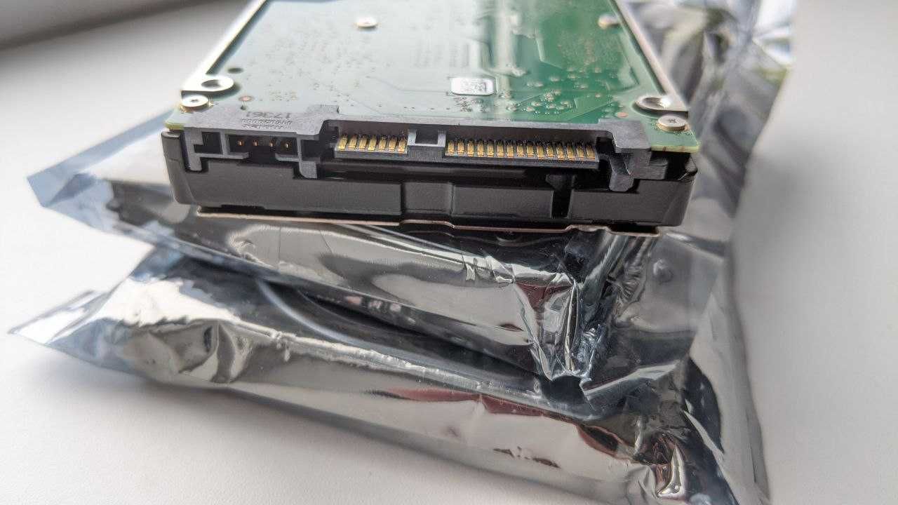 Жорсткі диски серверні 32.6/146/300  3.5/2.5 SAS HDD