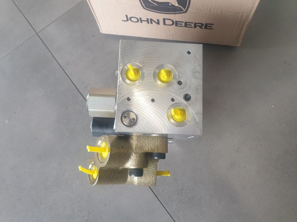 Kość rozdzielacz zawór John Deere TLS John Deere AL155982