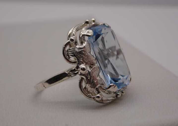 Przedwojenny srebrny pierścionek błękitny spinel listki z boku oprawy