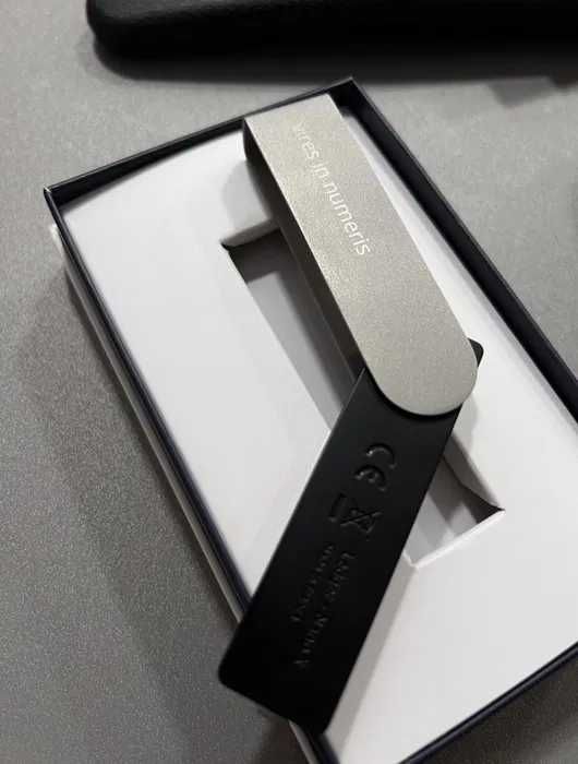 Холодный кошелек Ledger Nano X для хранения криптовалюты.