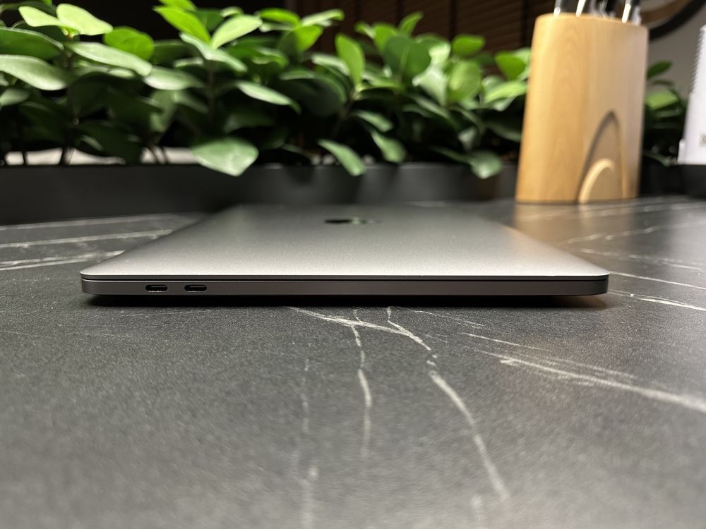 Macbook Pro 13” 2019 Touch Bar 4x Thunderbold i7 16GB 500GB 98%