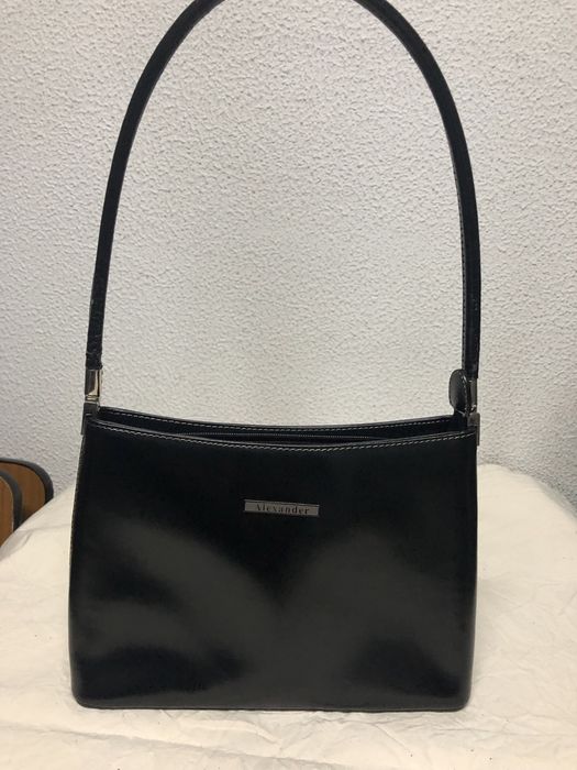 Vendo duas carteiras ,uma castanha outra preta