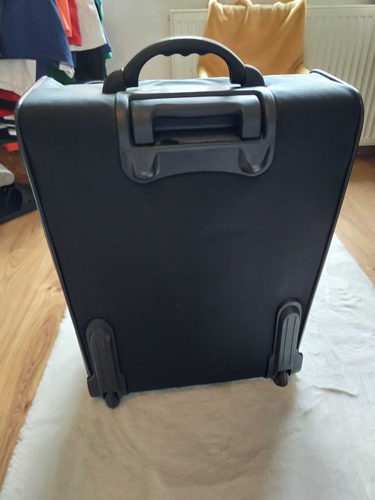 Walizka podróżna na kółkach miękka z kieszeniami średnia  Regent