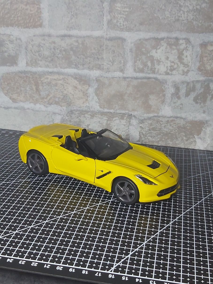 Model Corvette Stingray maisto 1:24