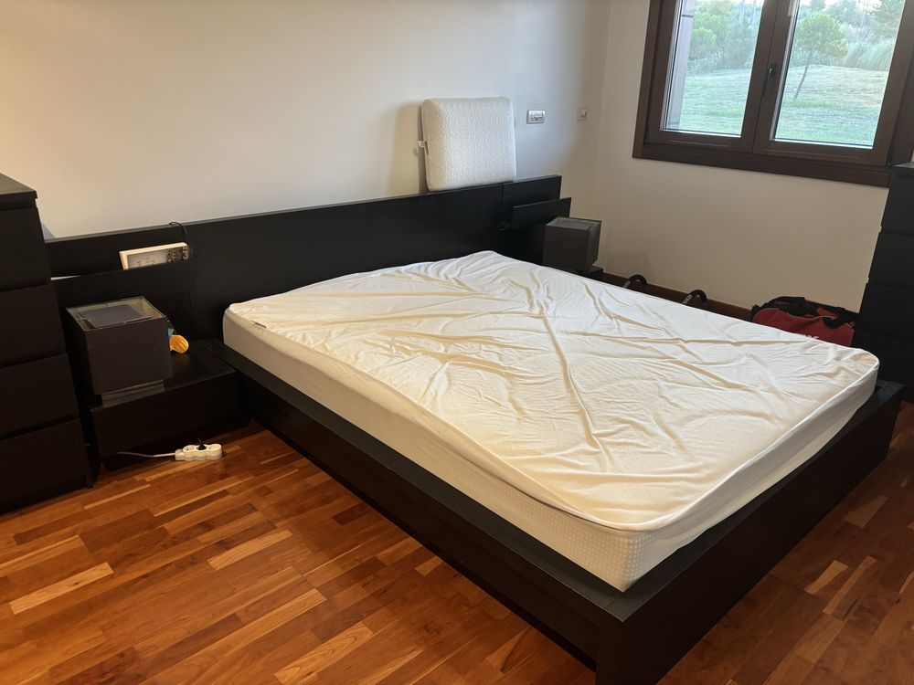 Cama de casal, cómodas e sapateira