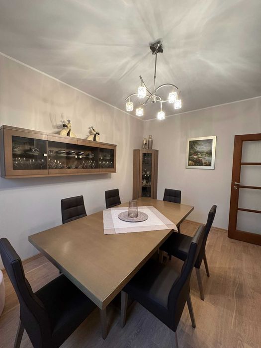 Stół rozkładany z naturalnego drewna – minimalne ślady użytkowania