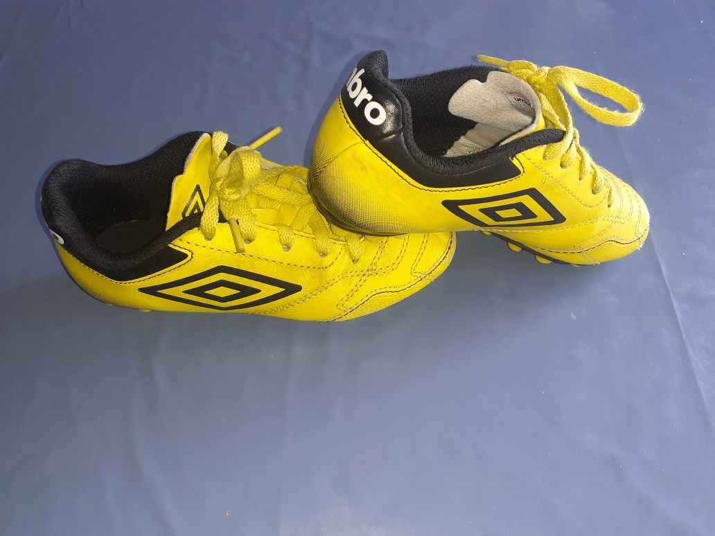 Vendo chuteiras de criança UMBRO 2 pares 15 euros