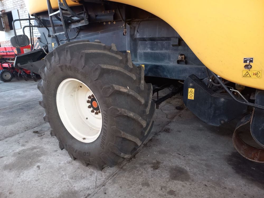 Комбайн New Holland CX8080