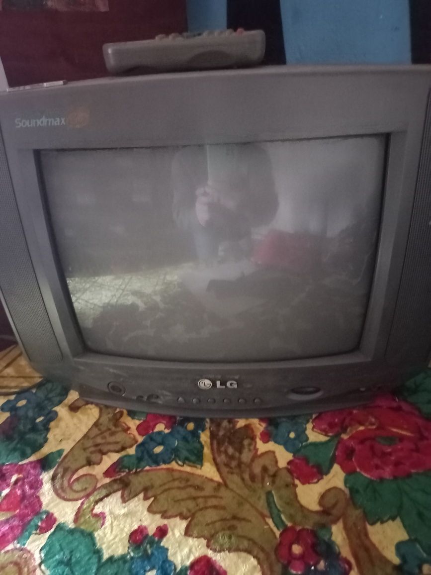 Телевизор LG с пультом.