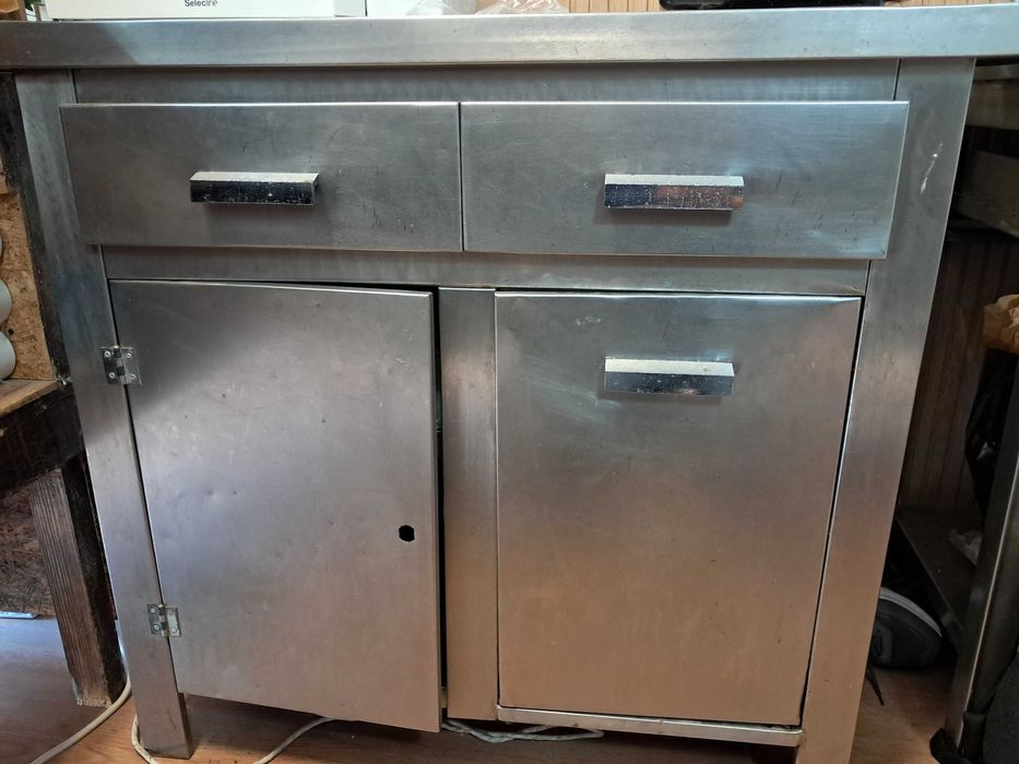 Balcões em inox para cafés e restaurantes usados.