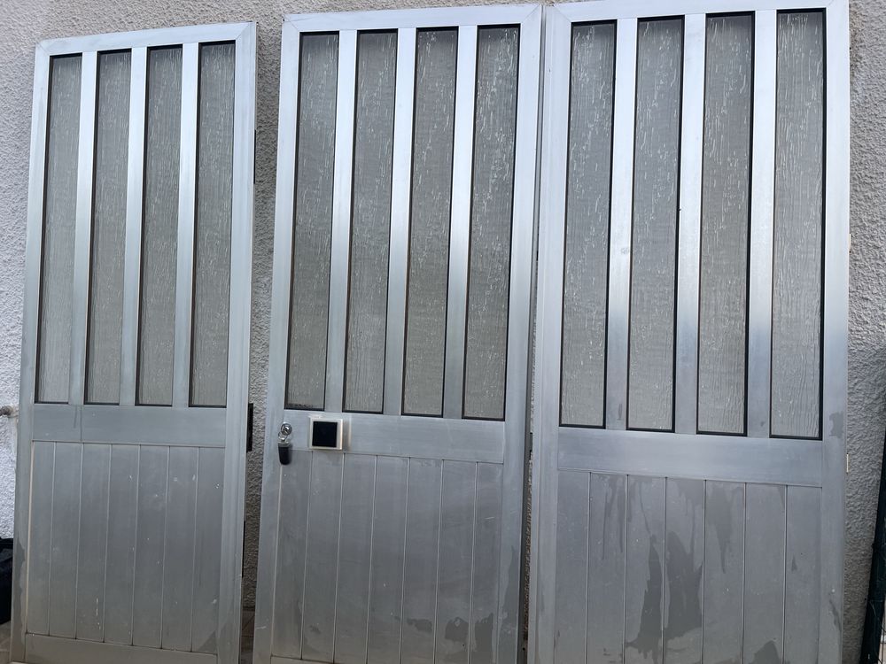 Portas de aluminio de 3 folhas.