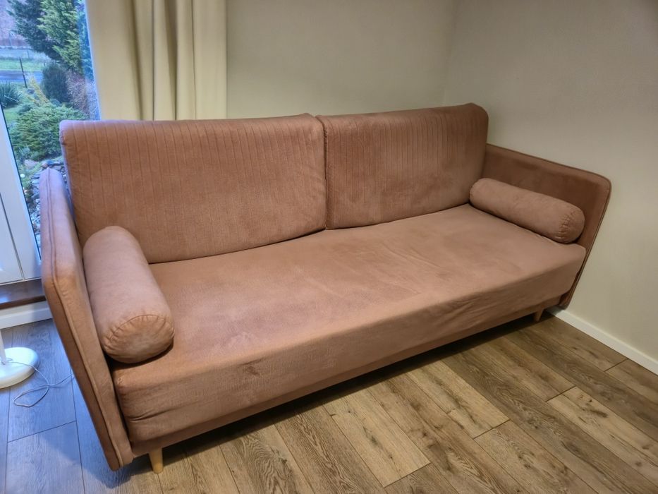 Różowa, kanapa rozkładana