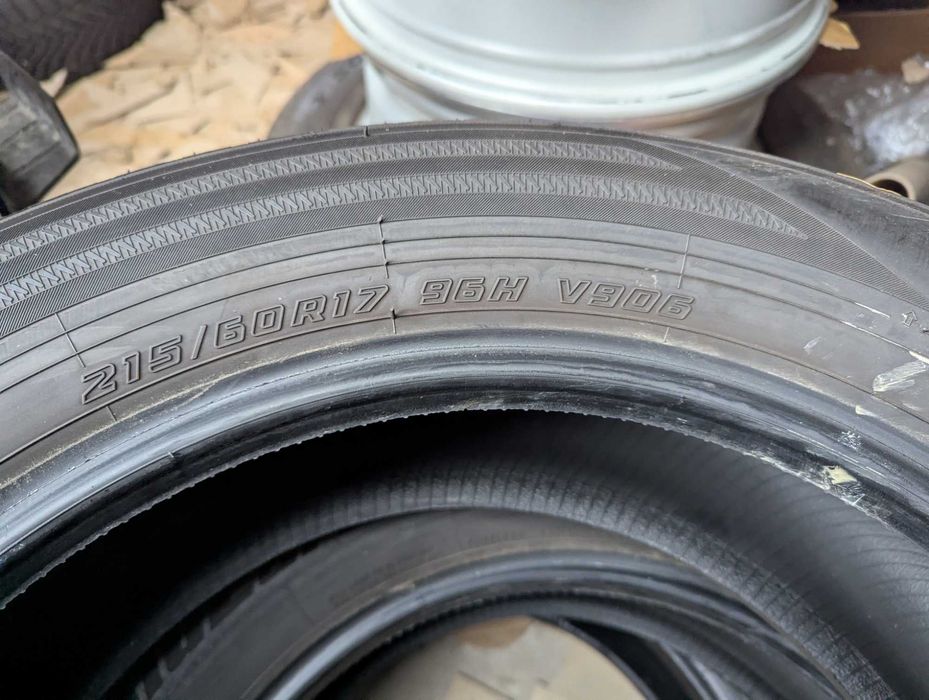 Зима 215/60R17 пара Yokohama BluEarth Winter V906 suv, ~6,5mm, 2023рік