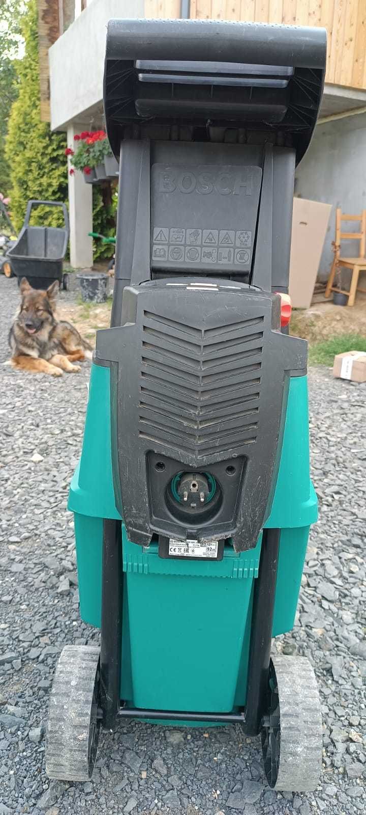 BOSCH 3 600 H03 101 maszyna  do zrębkowania gałęzi
