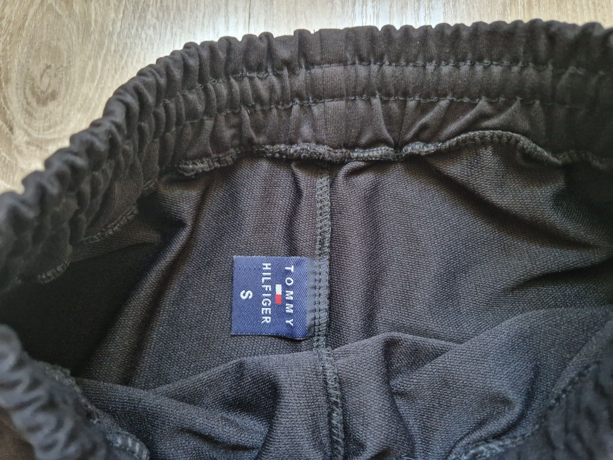 Tommy Hilfiger czarne spodenki rozm 36