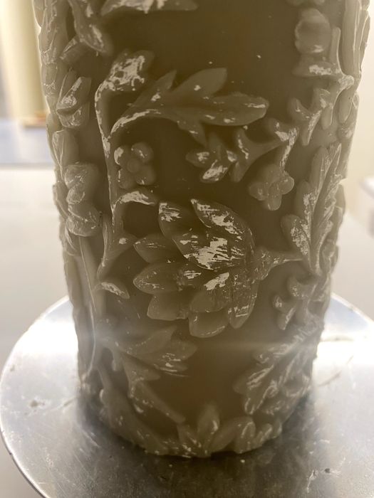 Vela decorativa com suporte metálico