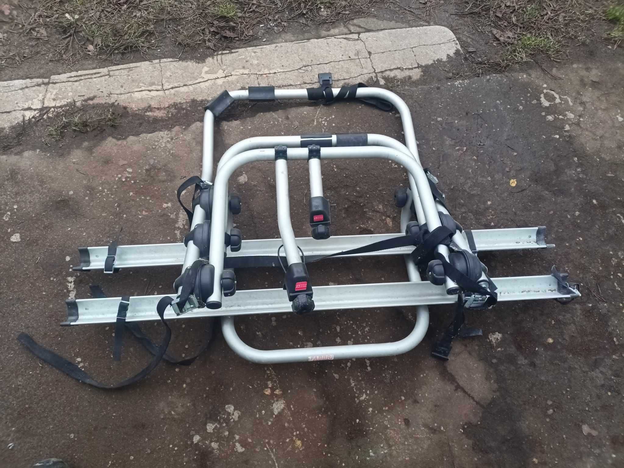 Bagażnik na 2 rowery do tylnej klapy.