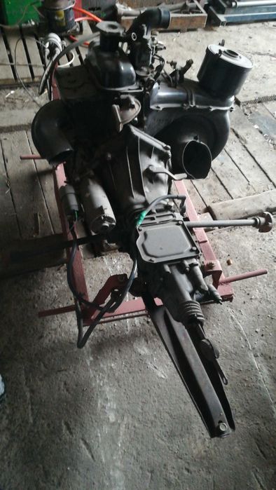 stary silnik ze skrzynią biegów fiat 126p maluch zabytek