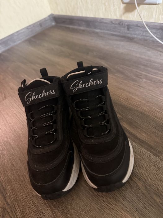 Осенние кроссовки scechers