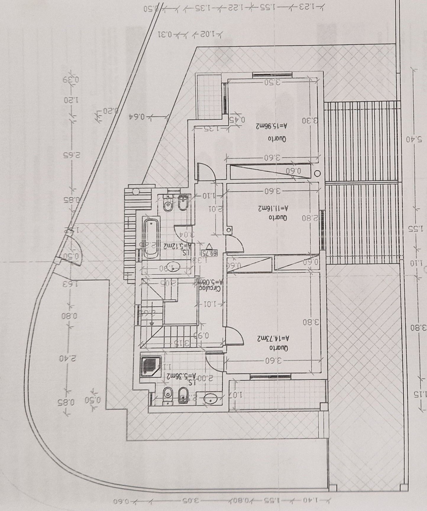 Moradia V4 isolada e de gaveto, com jardim e garagem.
