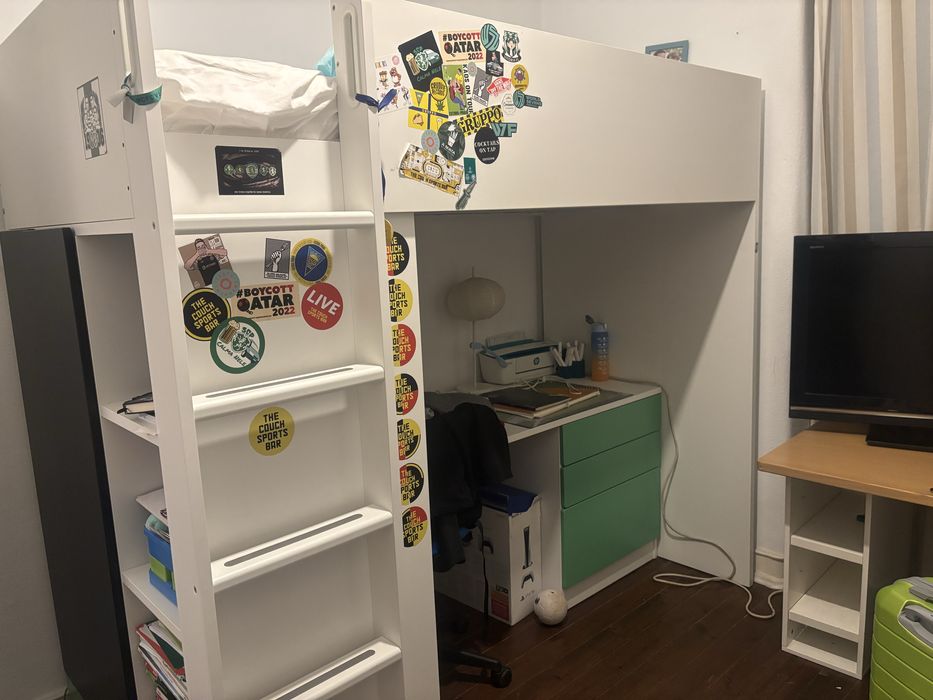 Cama Smastad (ikea) com secretaria com gavetas e armario