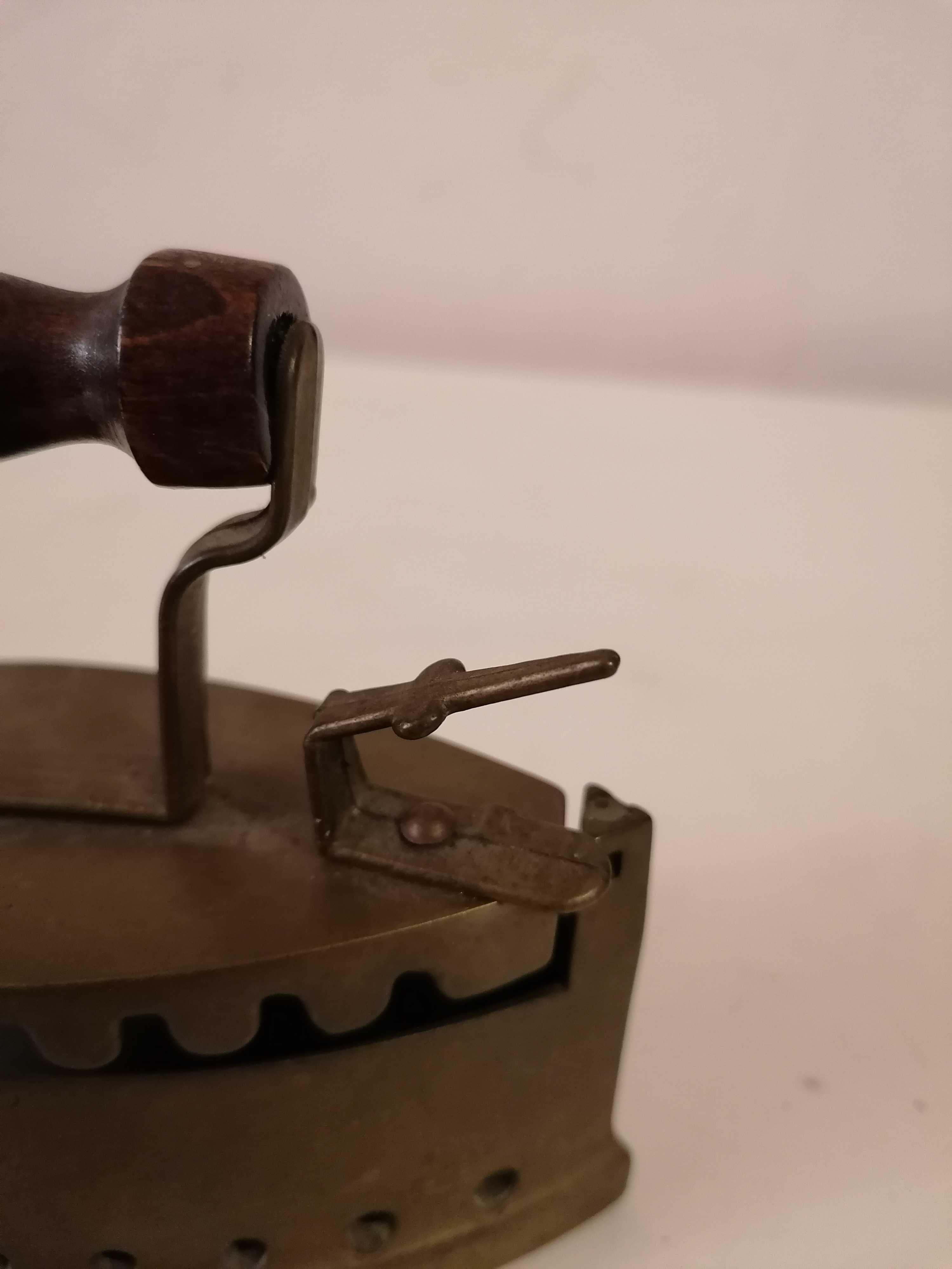 Stara miniaturowe mosiężne żelazko na węgiel