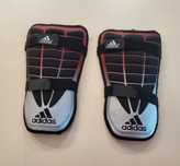 Caneleiras ADIDAS e Coletes Desportivos KIPSTA