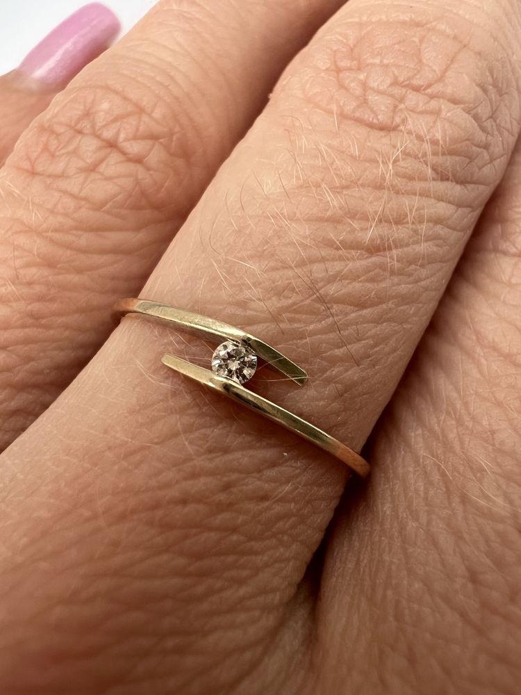 Золотое кольцо с бриллиантом красное золото 585 проба