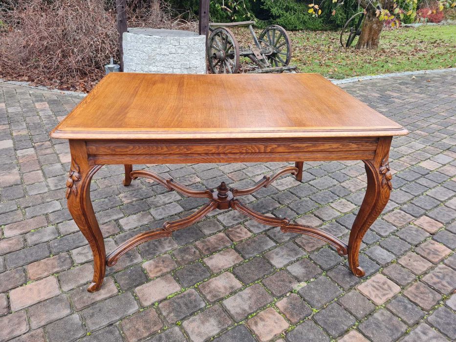 Dębowy Stół ludwikowski pięknie zdobiony