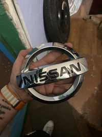 Nissan rogue значек на решетку