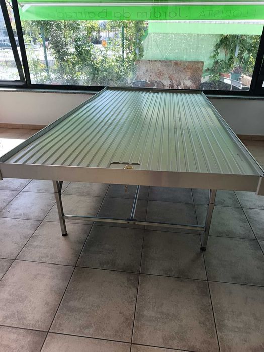 Mesa para rega e exposição de plantas