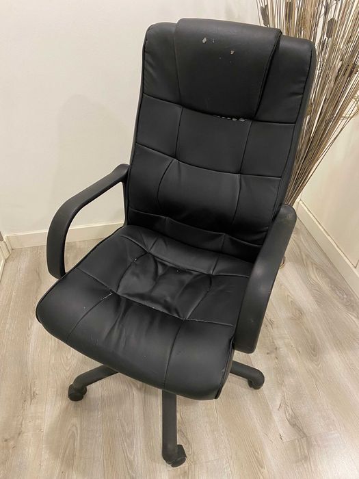 Cadeira de Secretária DAN em pele sintética. preto